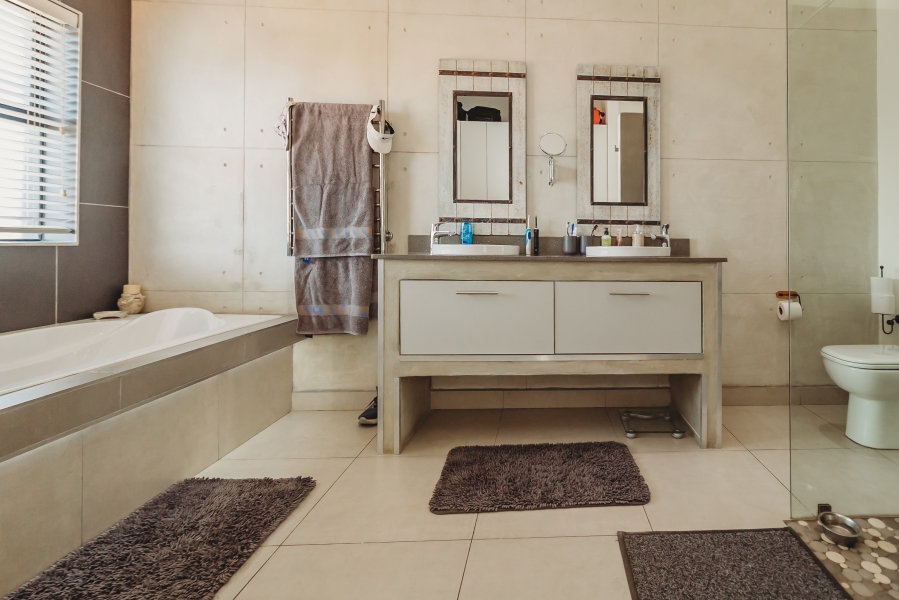 5 Bedroom Property for Sale in Kraaibosch Country Estate Western Cape